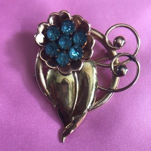 Vintage Gold Filled 7 Blue Rhinestones Flower Leaf Brooch. Signed HI